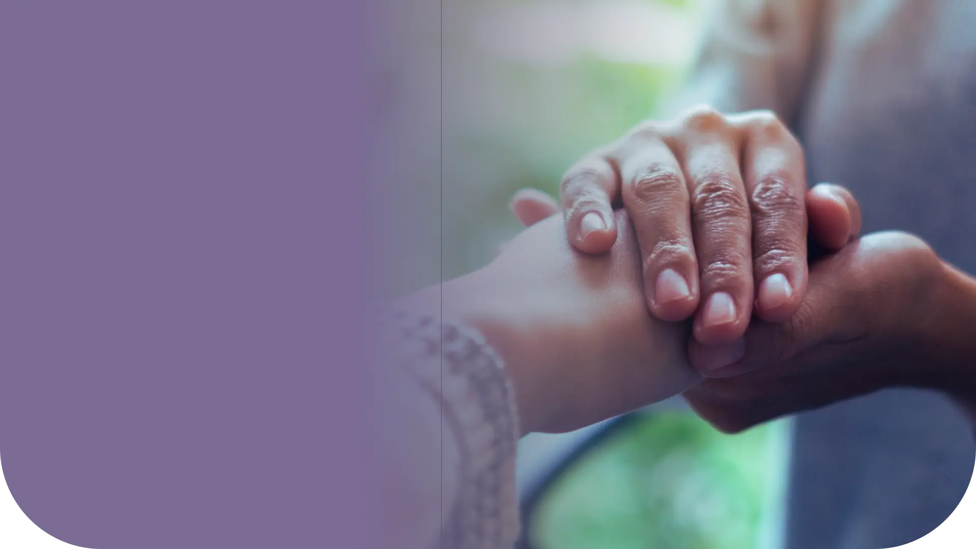Mãos entrelaçadas em gesto de acolhimento — Escutare Psicologia